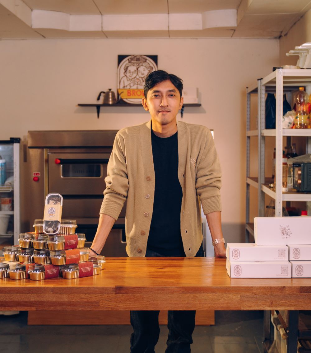 Timotius Lubech merupakan owner dari Toko Brow